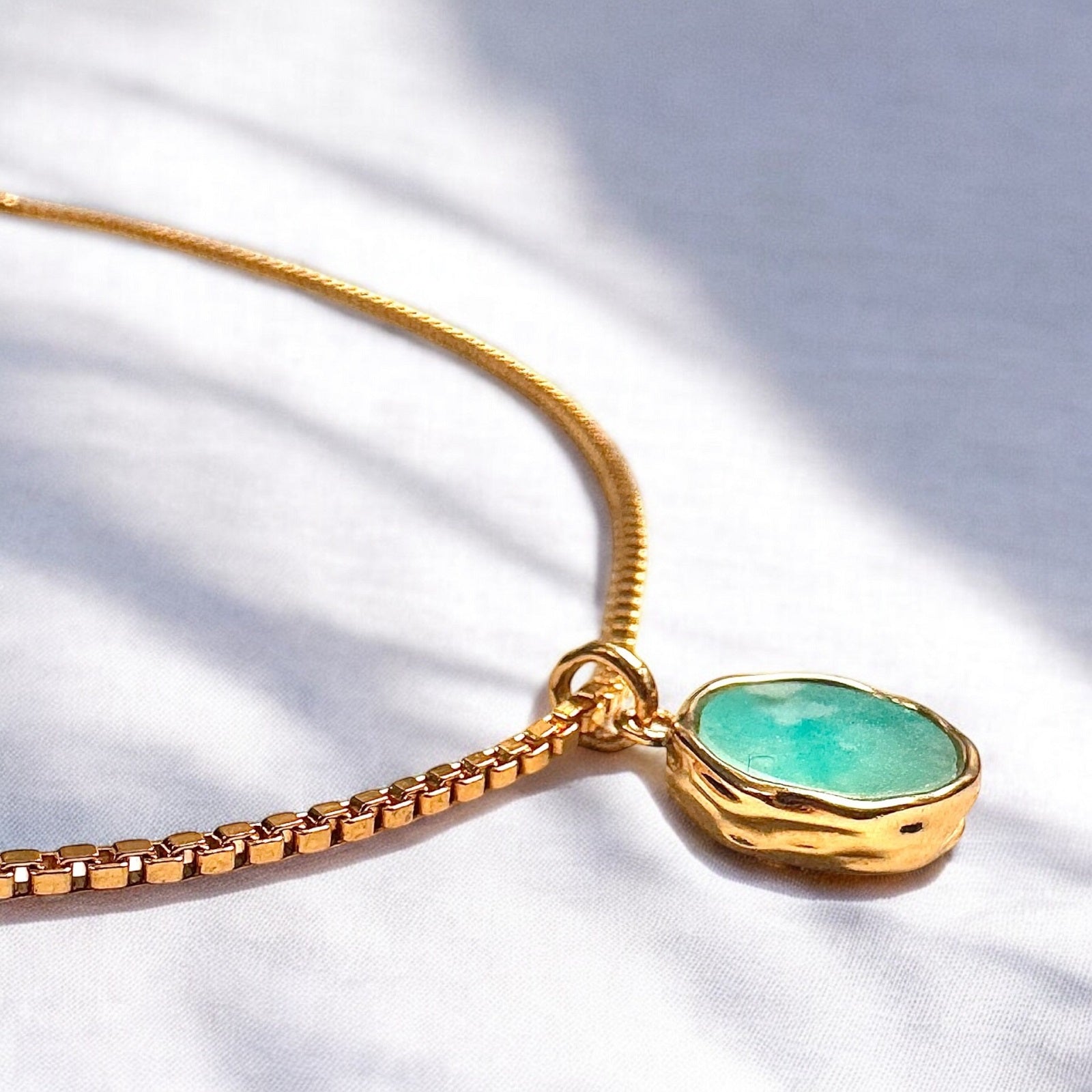 Collier personnalisable Amazonia en plaqué or et pierre d'amazonite bleue – bijoux MOONSTRA