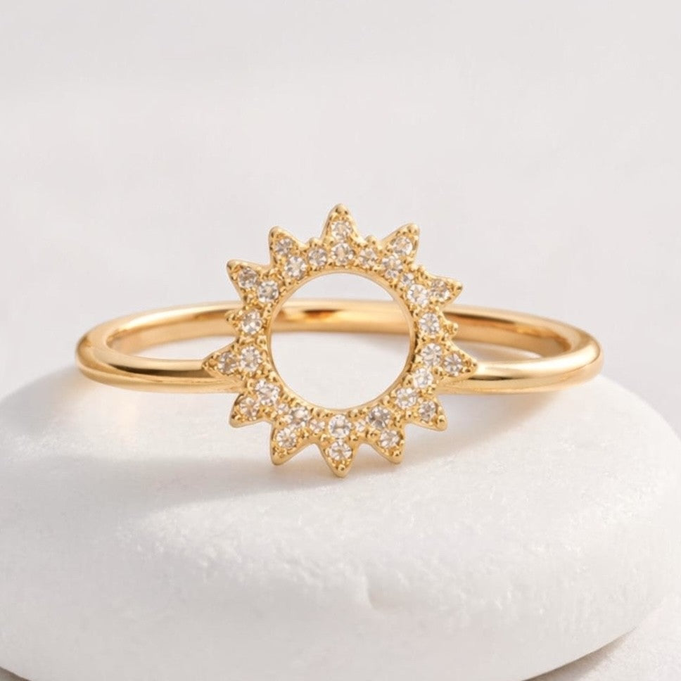 Bague Sunny en plaqué or , soleil ajouré et oxydes de zirconium -  Bijoux MOONSTRA
