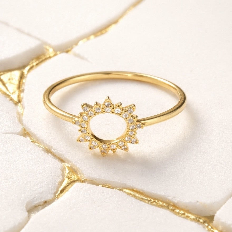 Bague Sunny en plaqué or , soleil ajouré et oxydes de zirconium -  Bijoux MOONSTRA