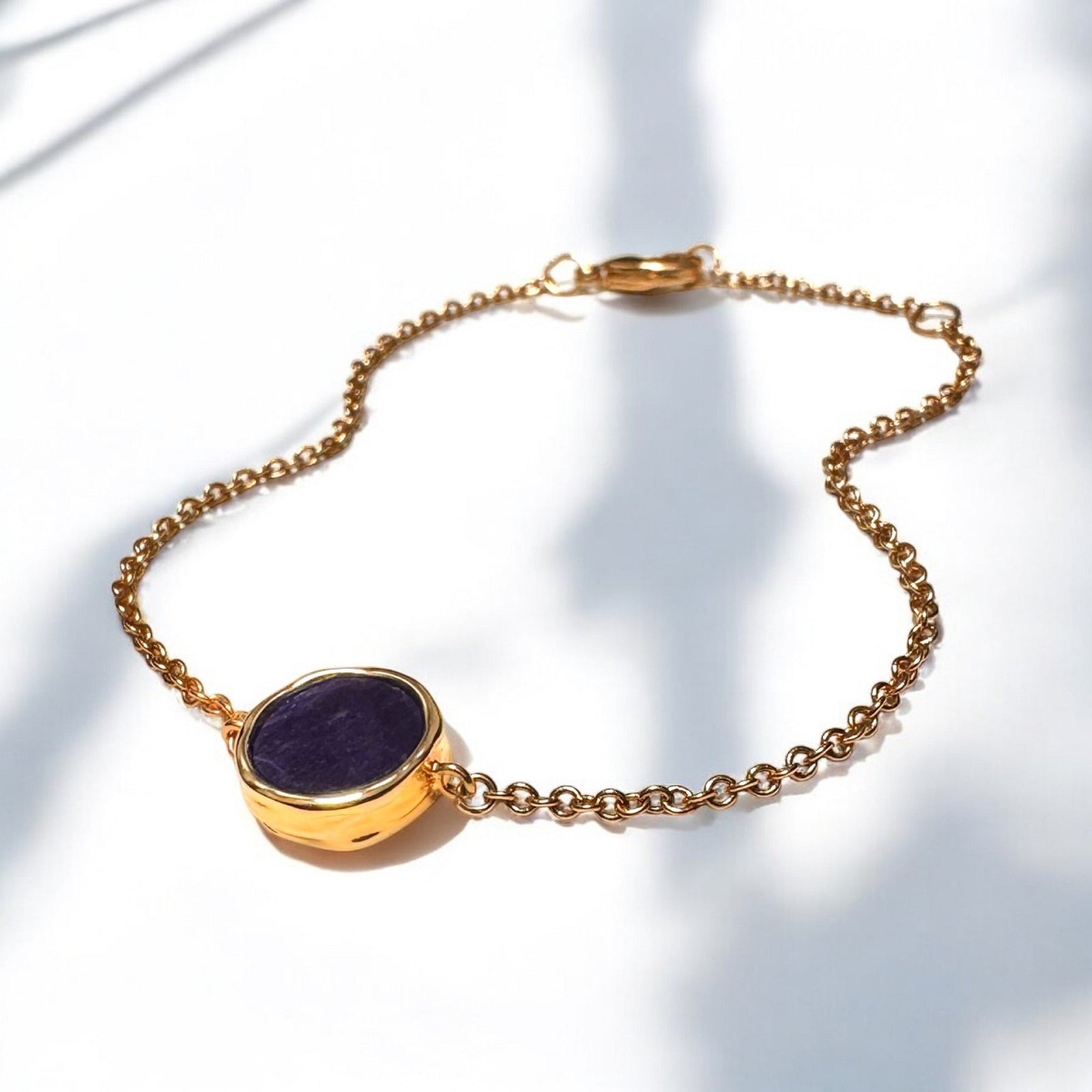 Bracelet Adara en plaqué or et pierre de Sodalite bleue – bijoux MOONSTRA