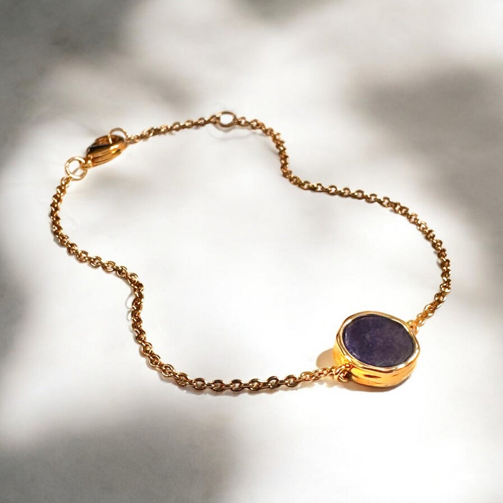 Bracelet Adara en plaqué or et pierre de Sodalite bleue – bijoux MOONSTRA