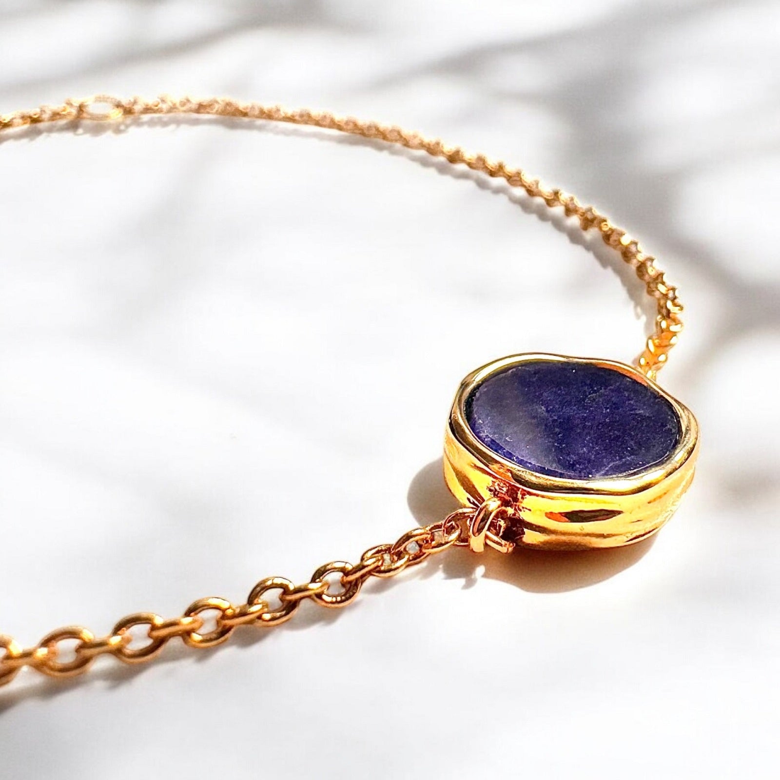 Bracelet Adara en plaqué or et pierre de Sodalite bleue – bijoux MOONSTRA
