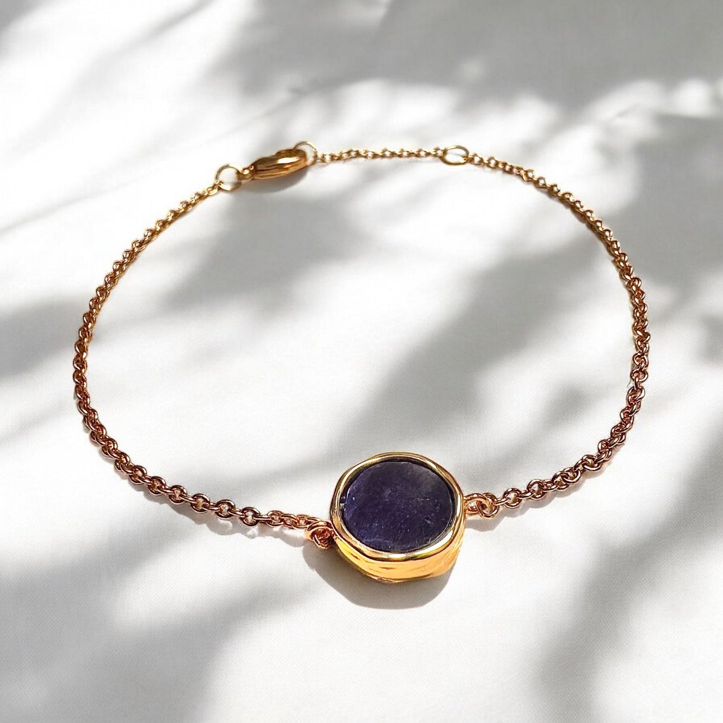 Bracelet Adara en plaqué or et pierre de Sodalite bleue – bijoux MOONSTRA