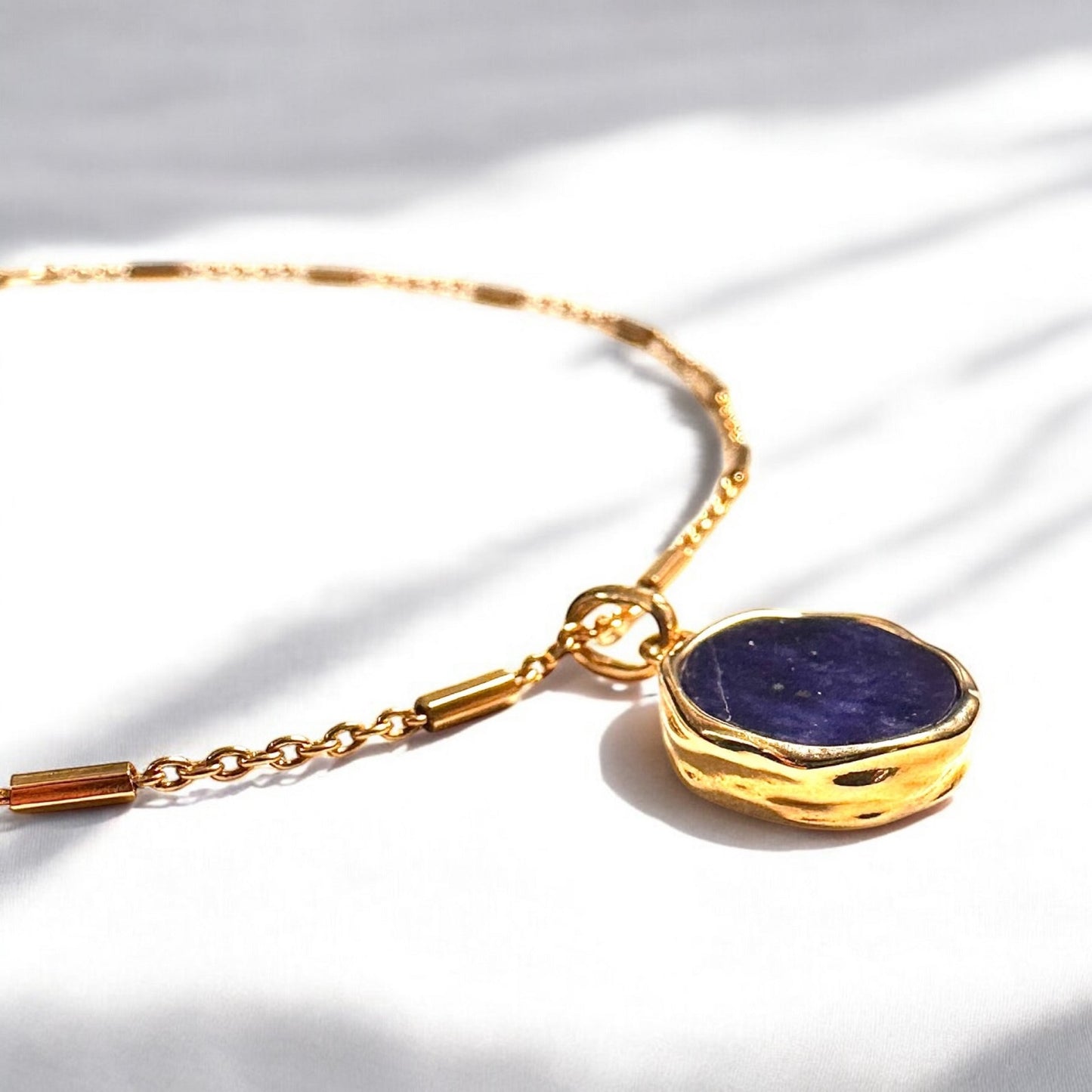Chaîne de cheville Adara en plaqué or et pierre de Sodalite bleue – bijoux MOONSTRA