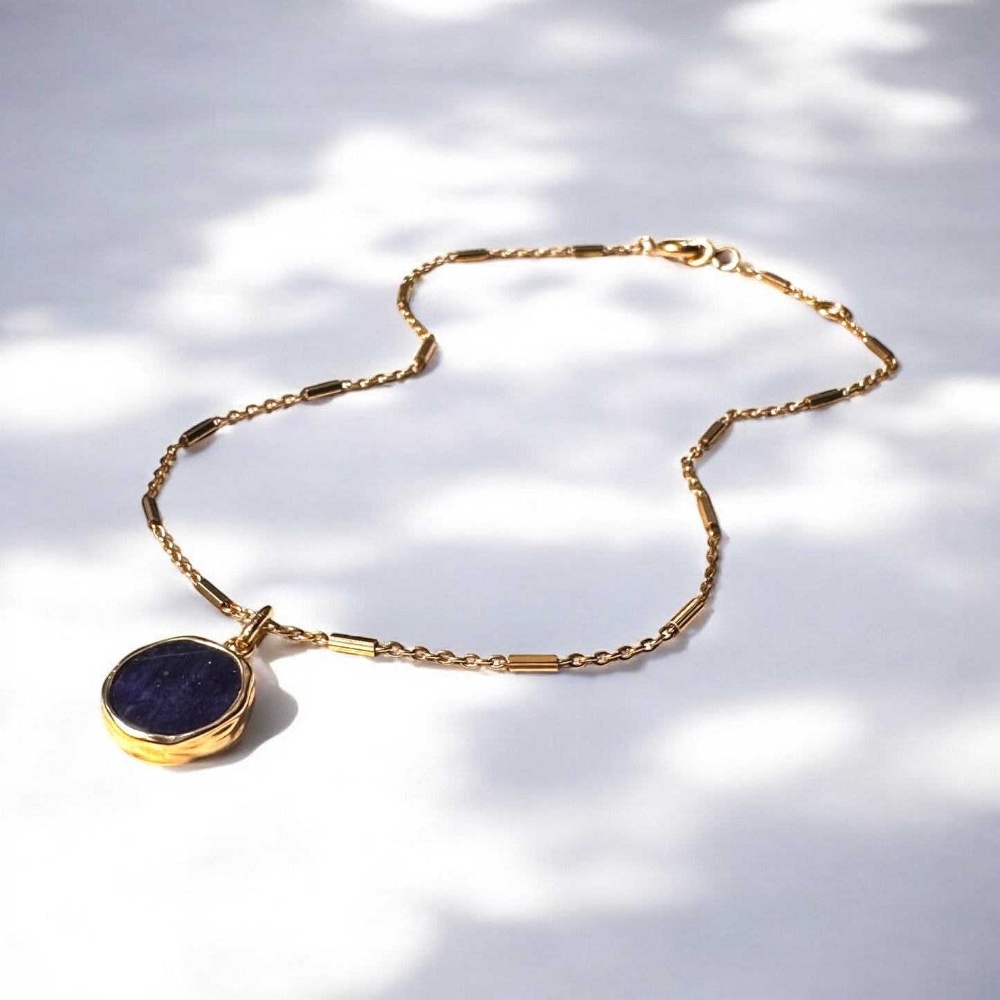 Chaîne de cheville Adara en plaqué or et pierre de Sodalite bleue – bijoux MOONSTRA