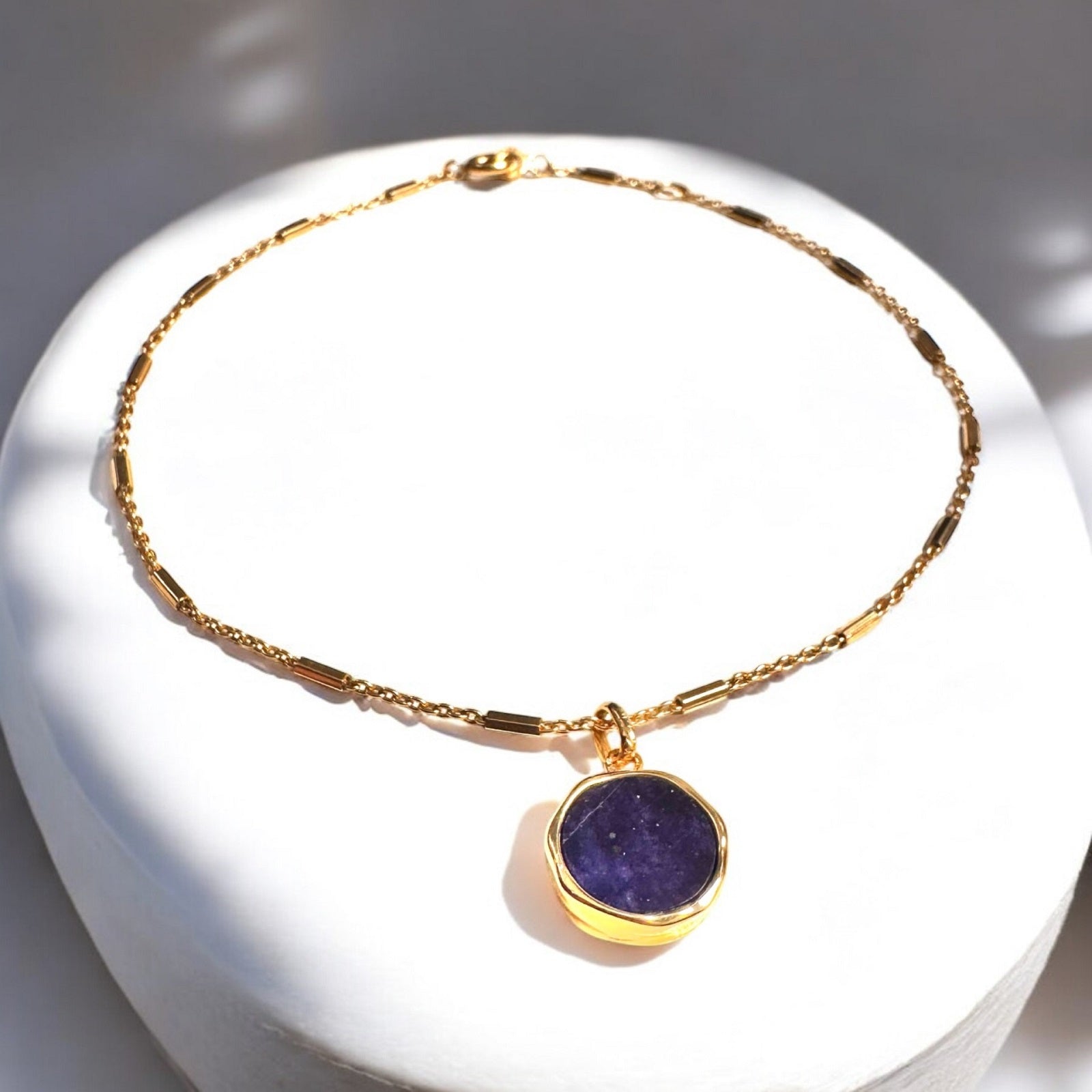 Chaîne de cheville Adara en plaqué or et pierre de Sodalite bleue – bijoux MOONSTRA