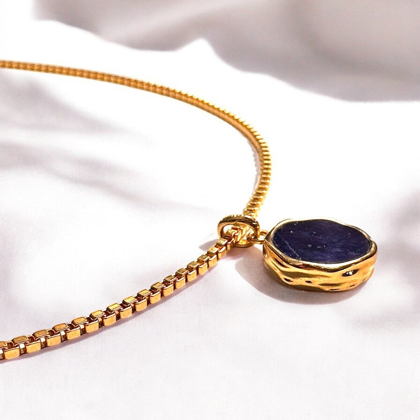 Collier personnalisable Adara en plaqué or et pierre de Sodalite bleue – Maille vénitienne - Bijoux MOONSTRA