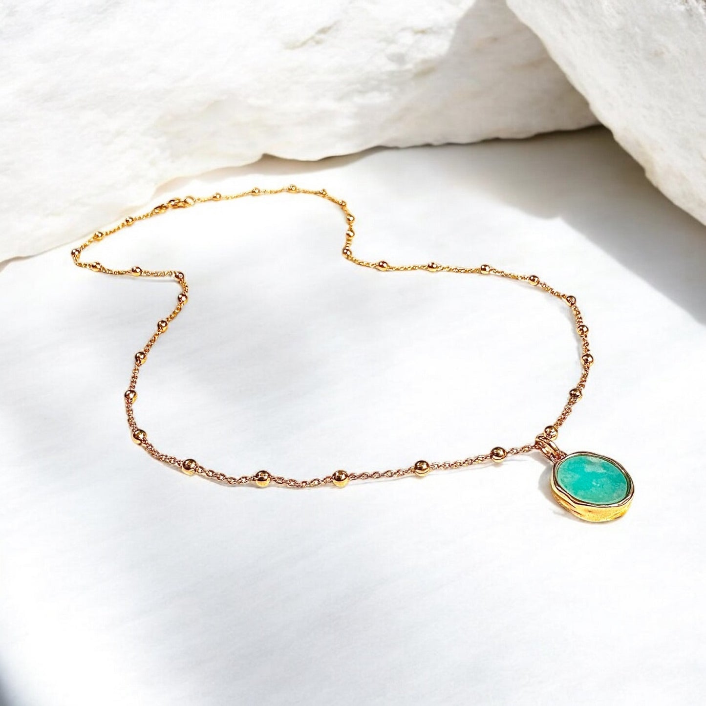 Collier personnalisable Amazonia en plaqué or et pierre d'amazonite bleue – bijoux MOONSTRA