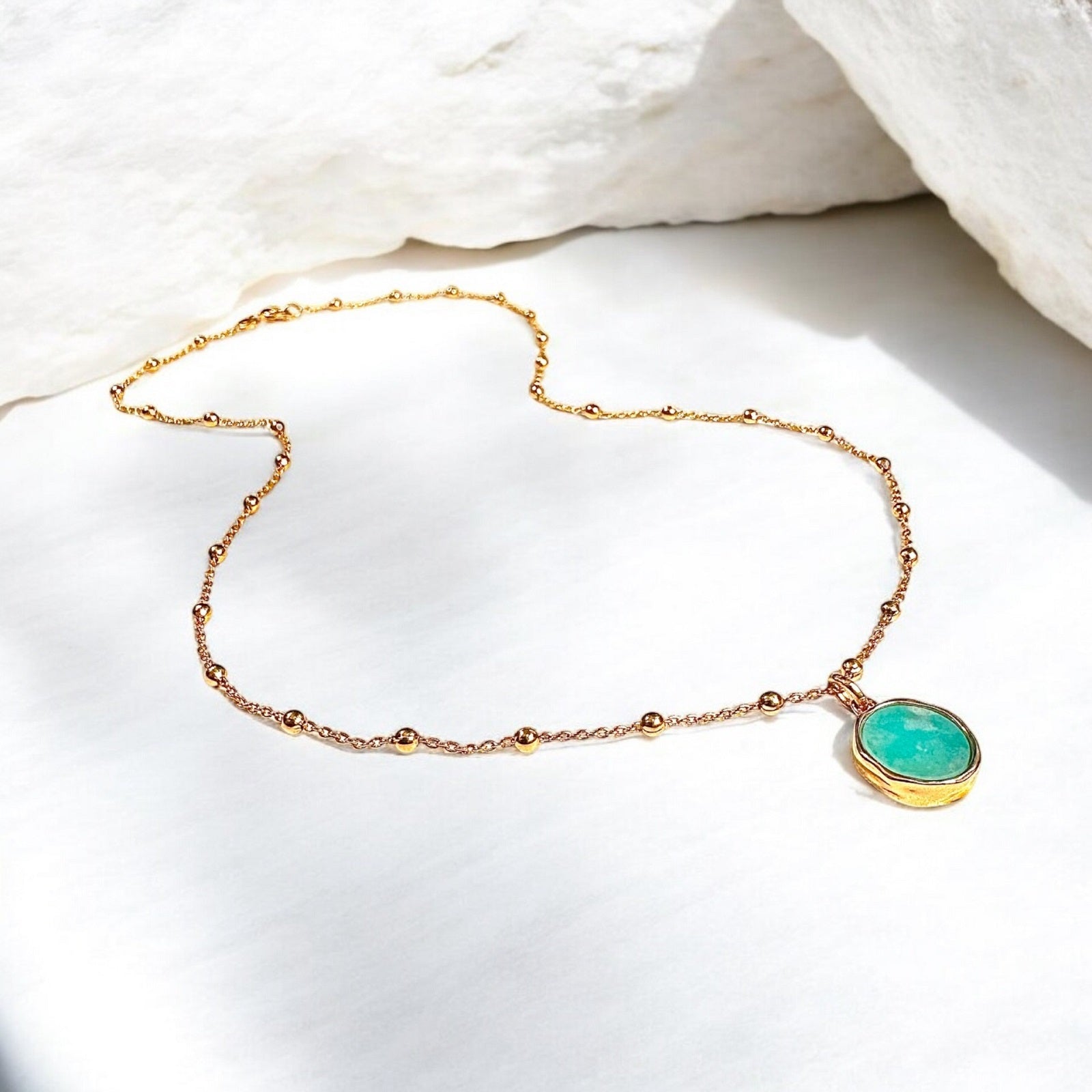 Collier personnalisable Amazonia en plaqué or et pierre d'amazonite bleue – bijoux MOONSTRA