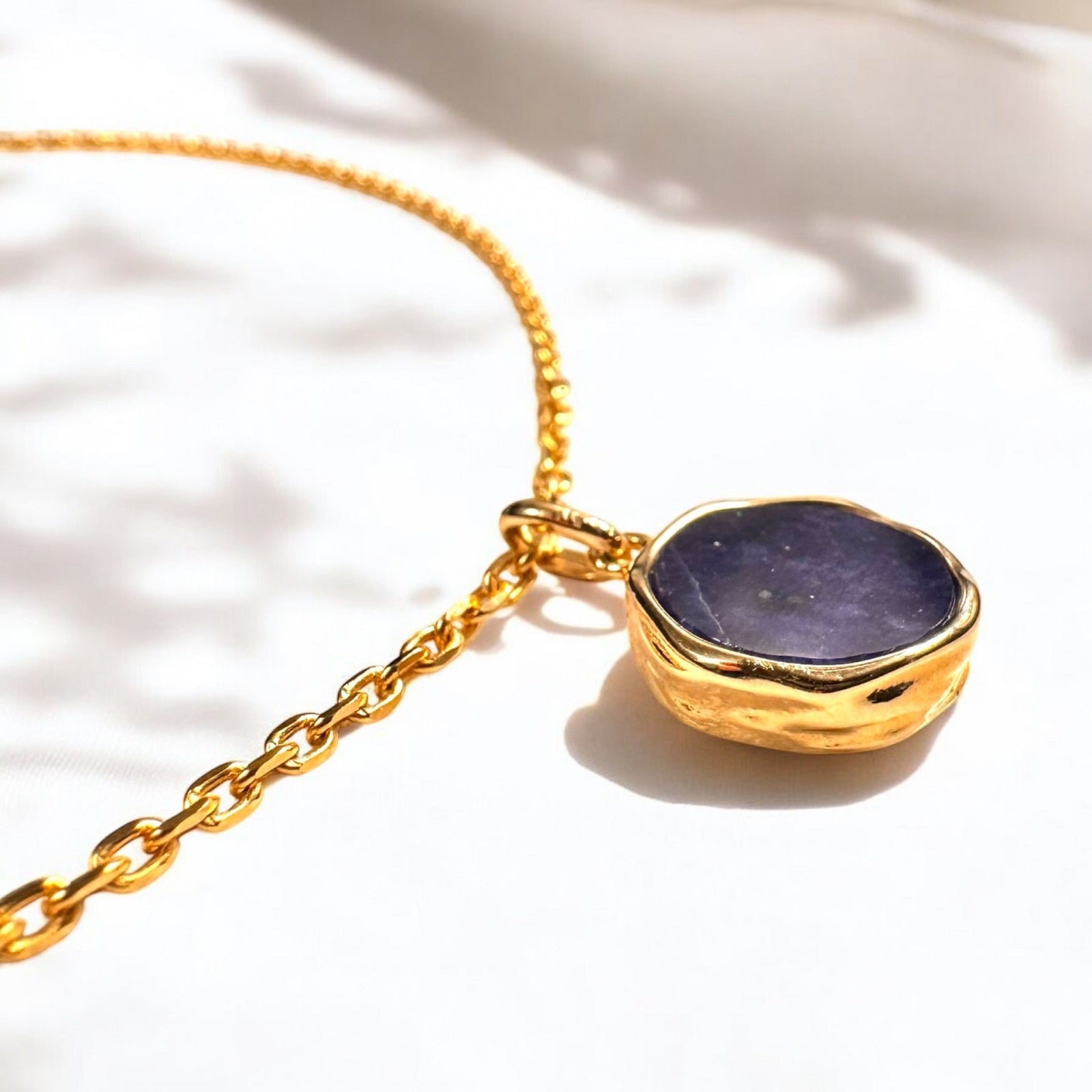 Collier personnalisable Adara en plaqué or et pierre de Sodalite bleue – Maille forçat - Bijoux MOONSTRA