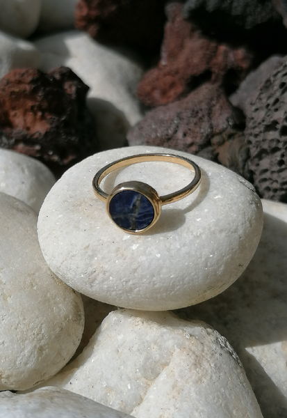 Bijoux MOONSTRA, bague ADARA en plaqué or et pierre de sodalite