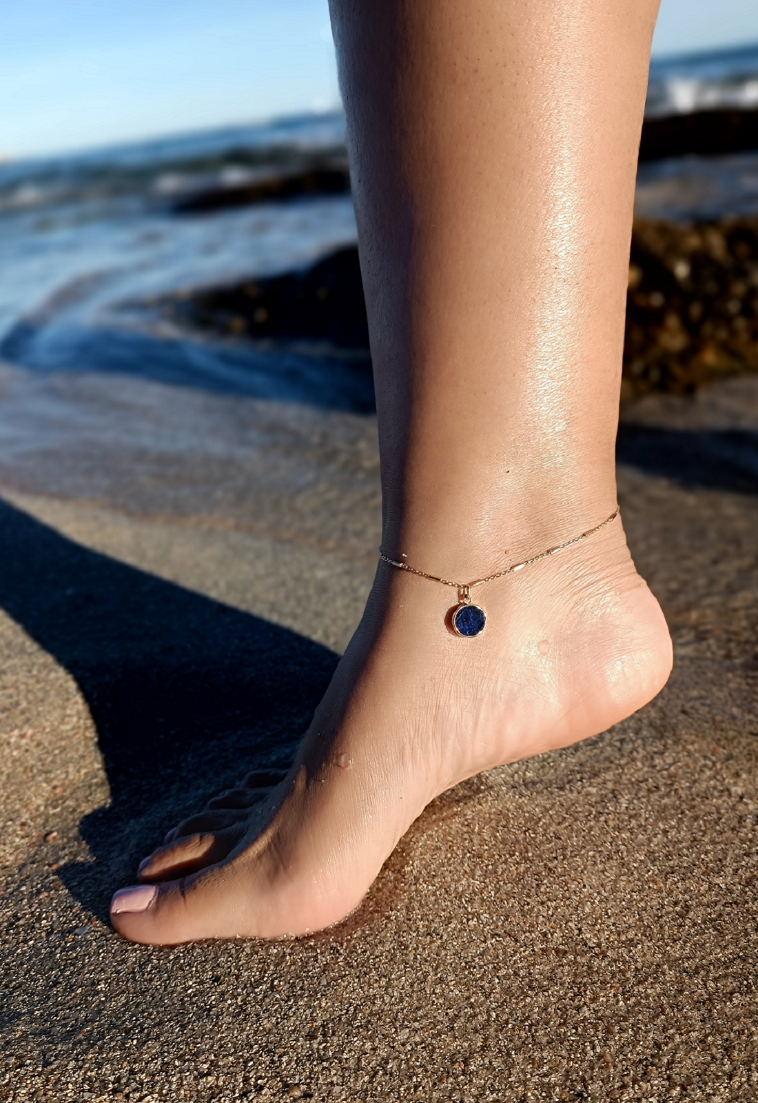 Chaîne de cheville Adara en plaqué or et pierre de Sodalite bleue – bijoux MOONSTRA